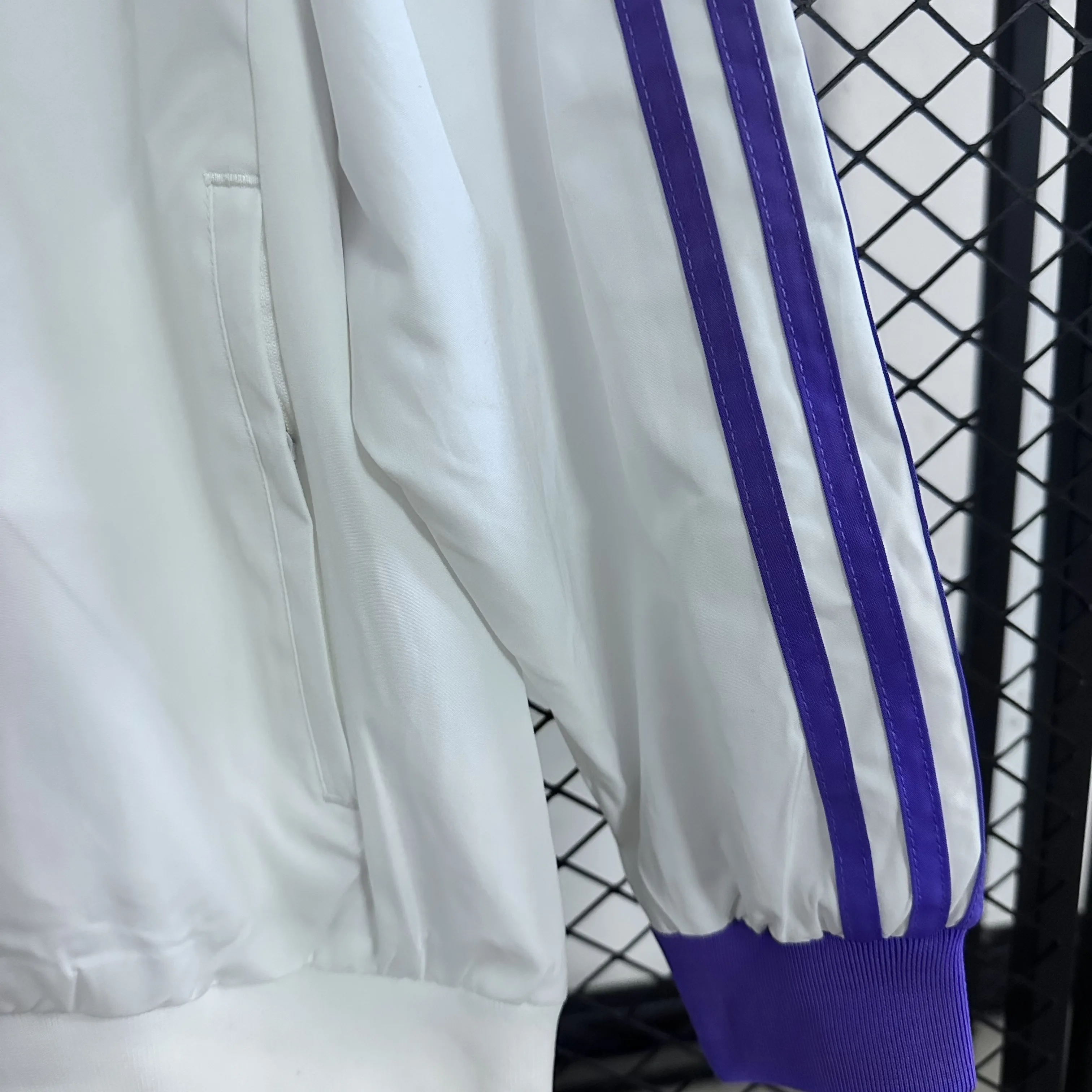R1039 白紫色复古运动条纹立领夹克徽章运动拉链立领长袖夹克外套云白色