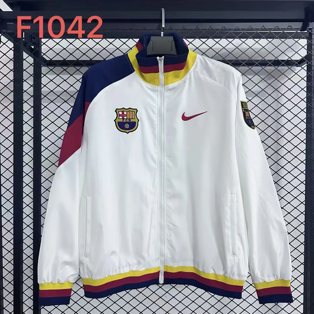 F1042 巴萨足球复古版场下运动休单面闲防水风衣夹克刺绣