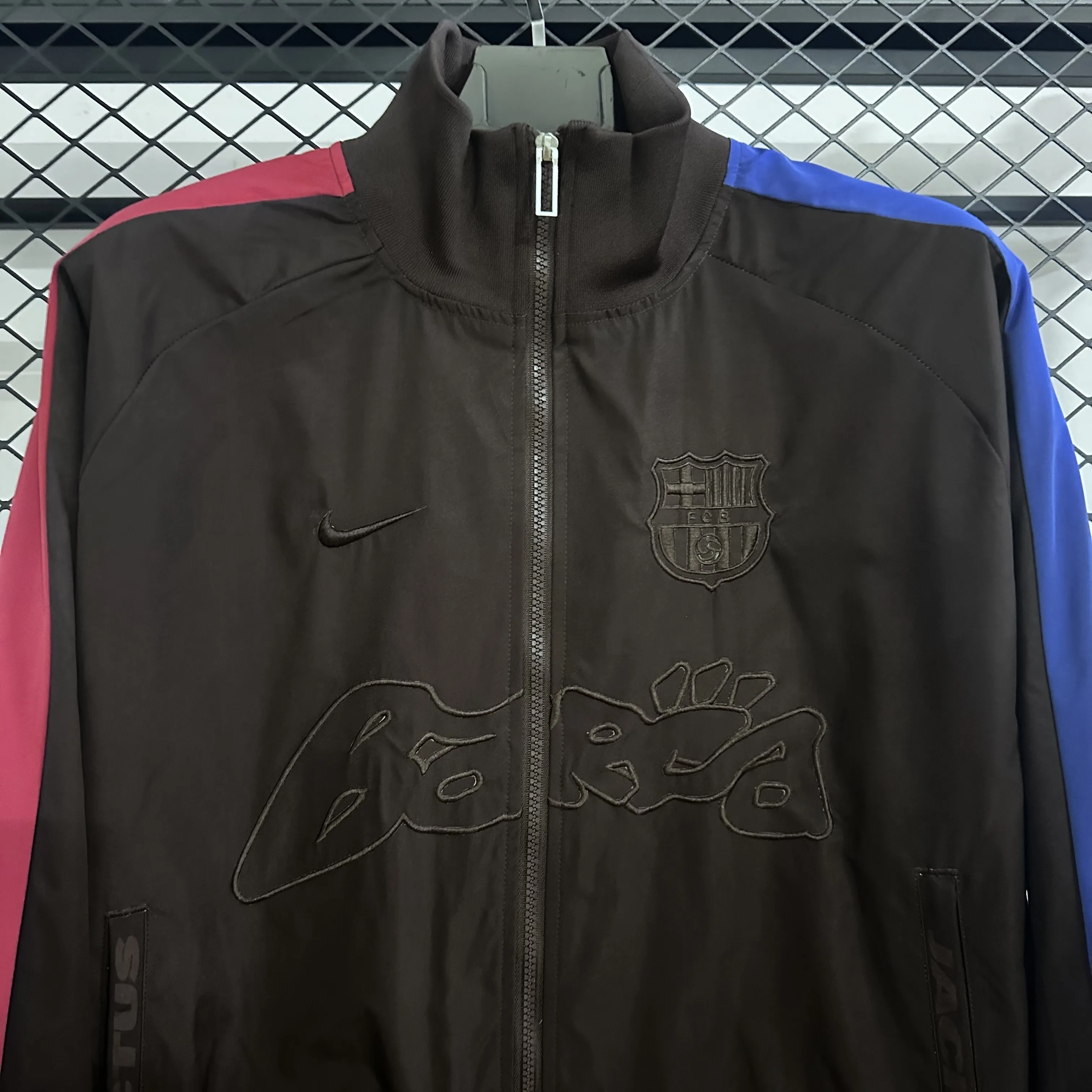 F1041 巴塞罗那足球俱乐部 x Nike 联名款 SS25 胸前刺绣标志撞色袖子拉链防水夹克