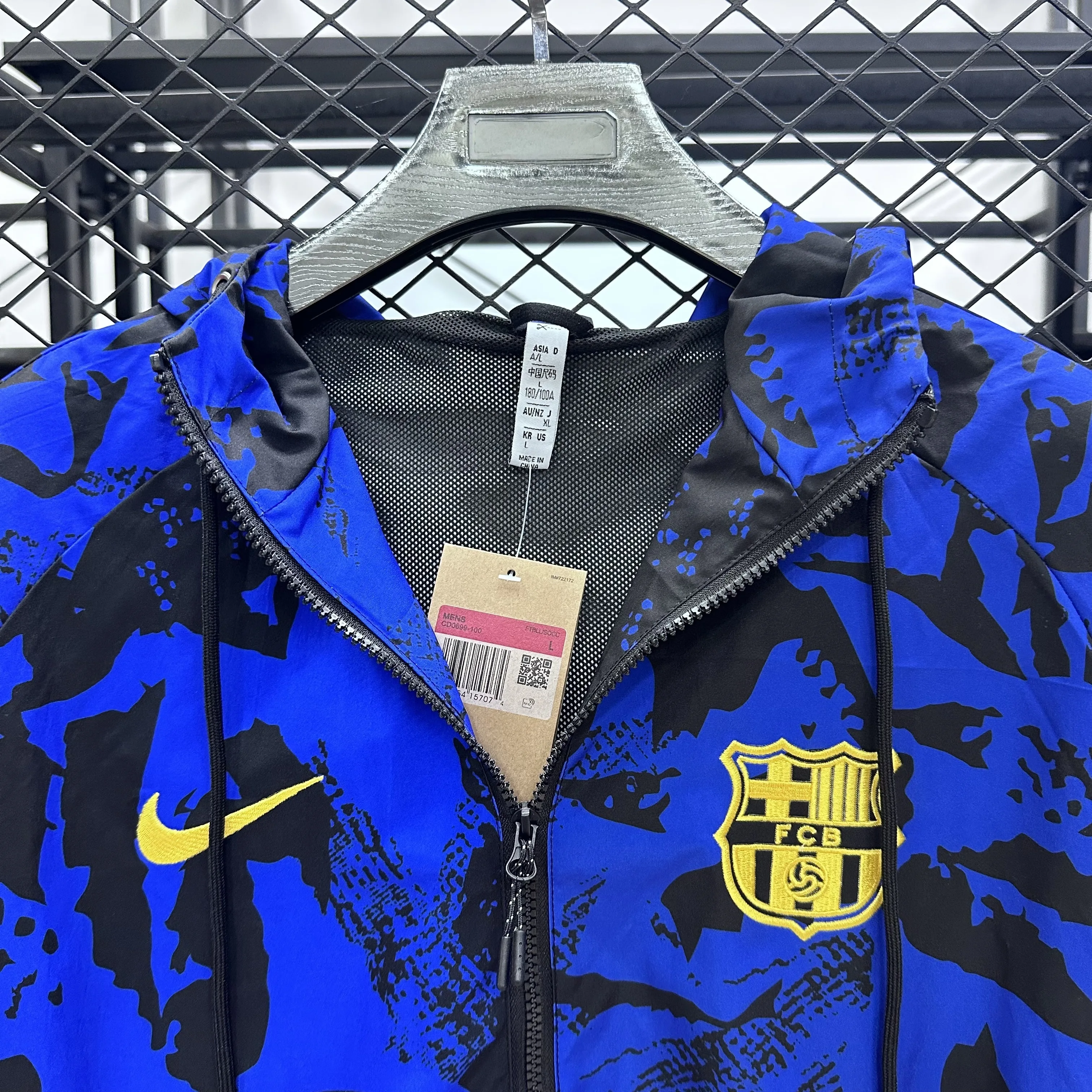 RM1025 赛季巴萨罗那防水戴帽风衣