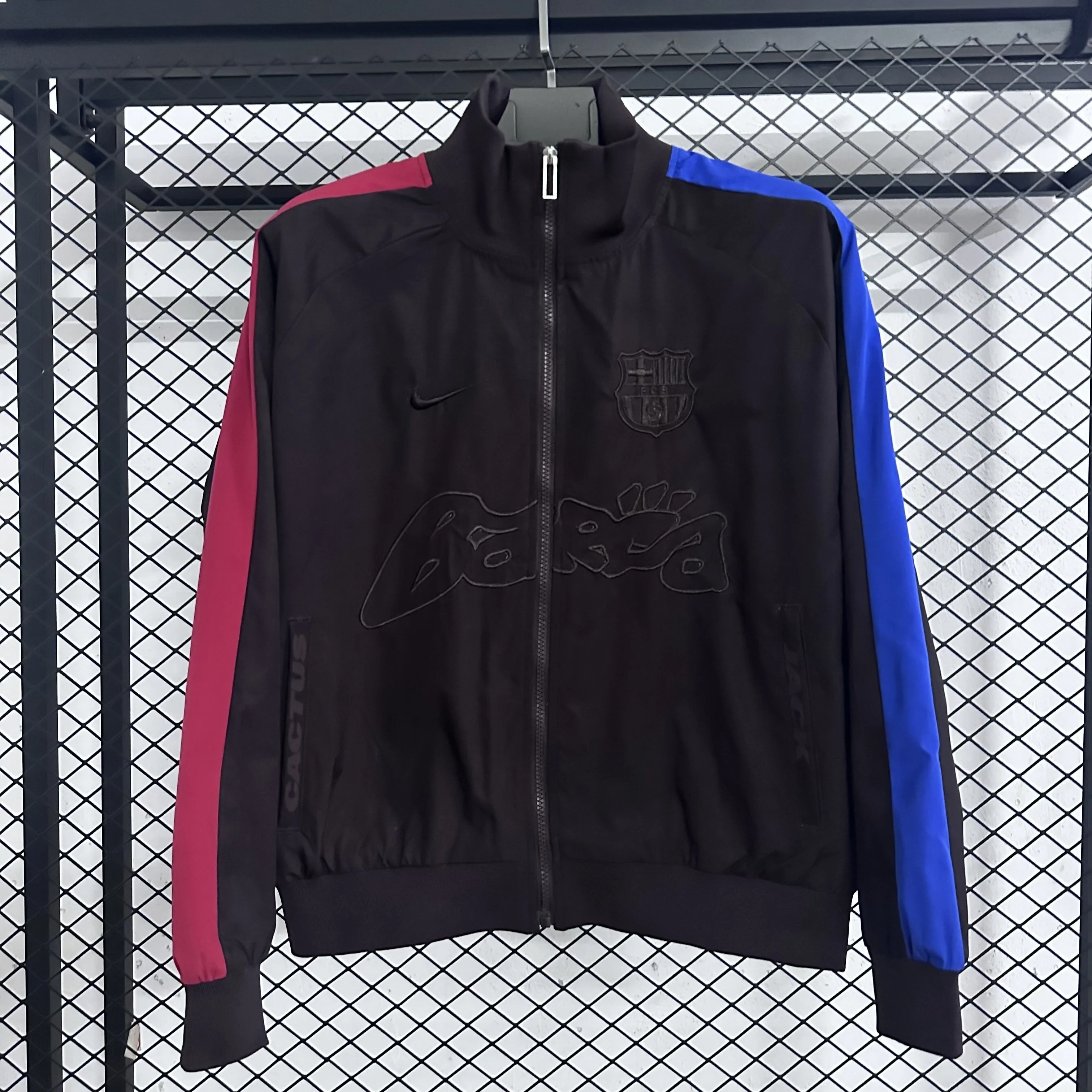 F1041 巴塞罗那足球俱乐部 x Nike 联名款 SS25 胸前刺绣标志撞色袖子拉链防水夹克