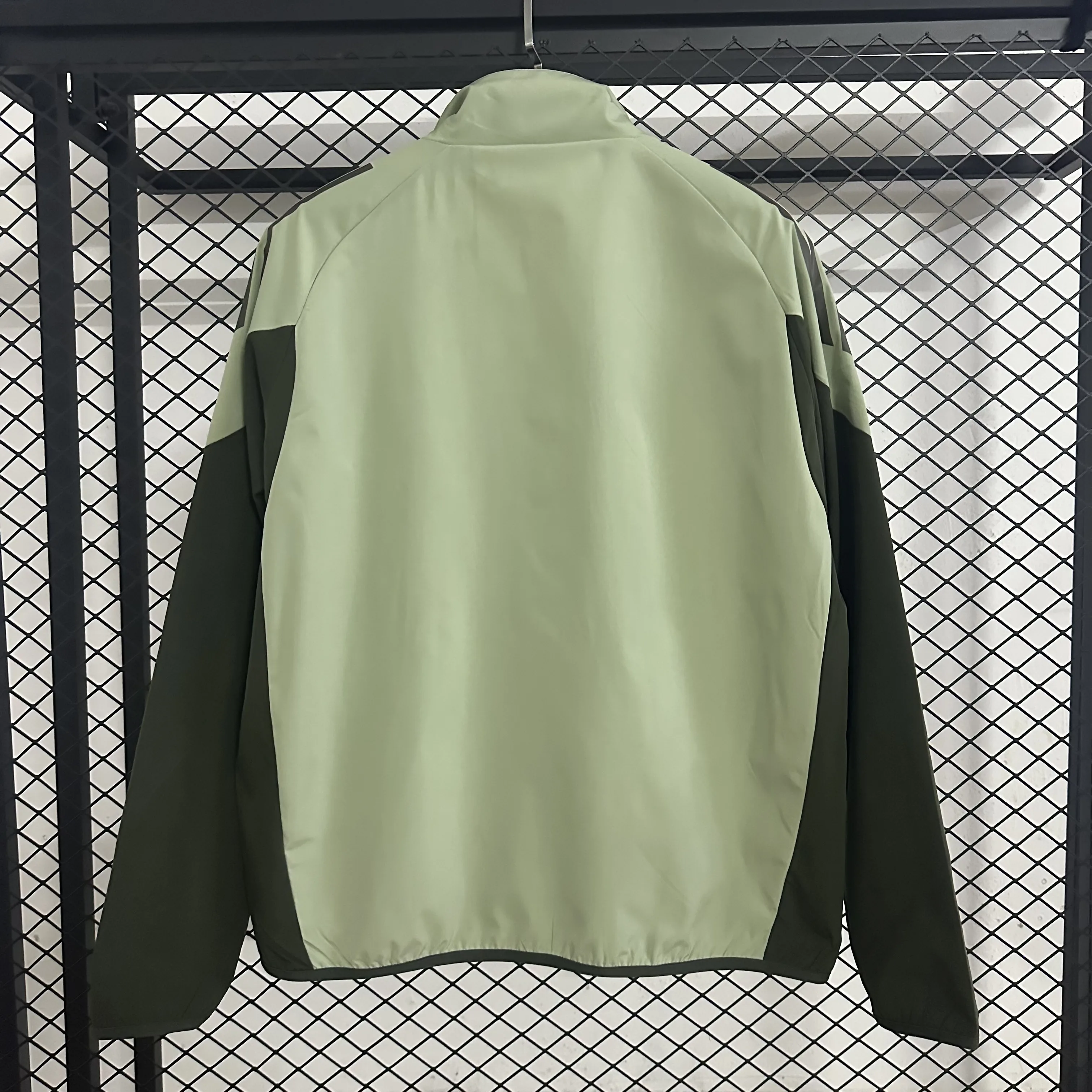 R1050 皇马草绿色训练风衣