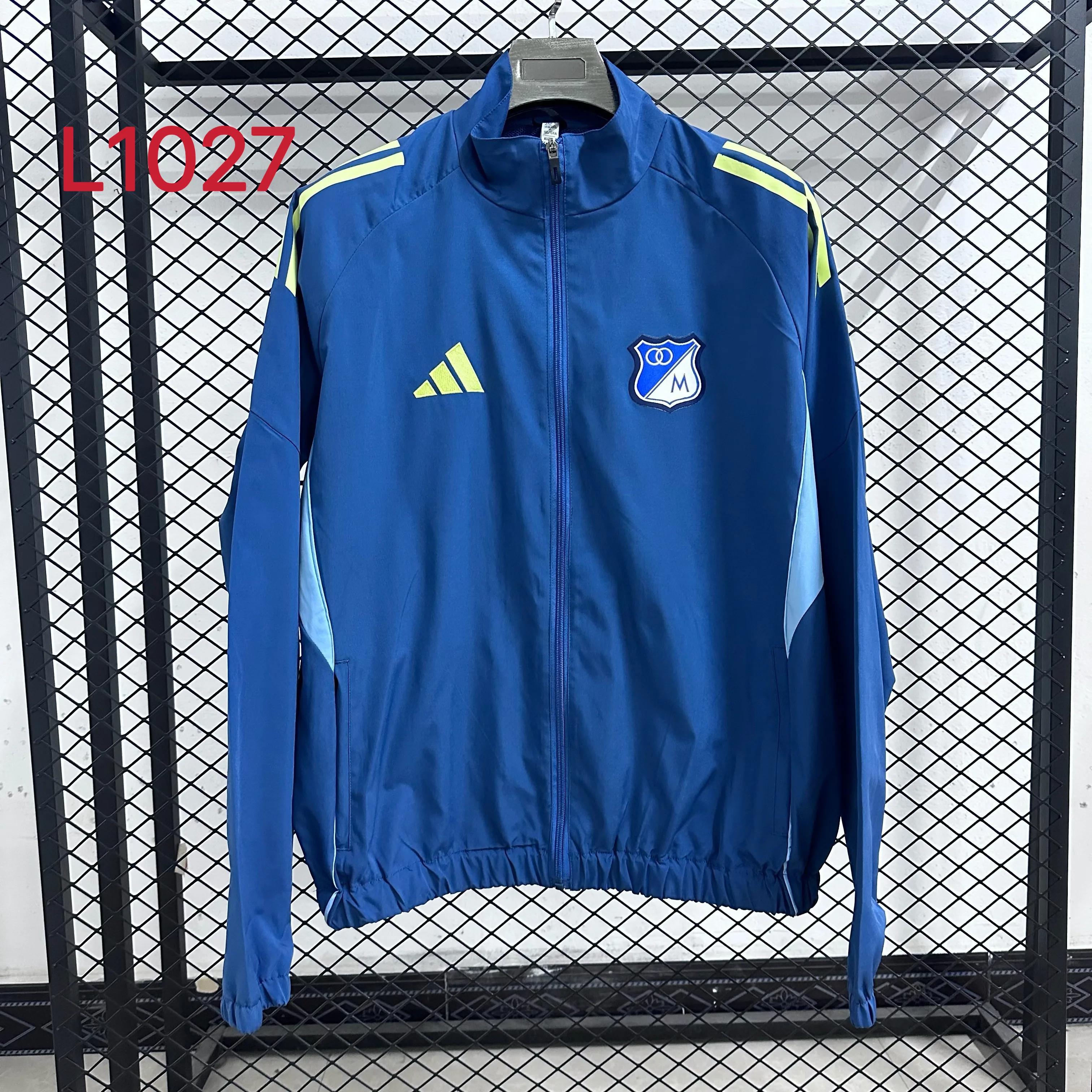 L1027 百万富湖蓝色防水风衣