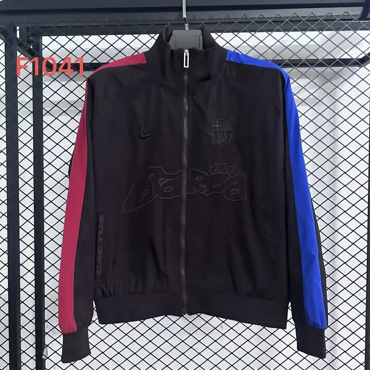 F1041 巴塞罗那足球俱乐部 x Nike 联名款 SS25 胸前刺绣标志撞色袖子拉链防水夹克